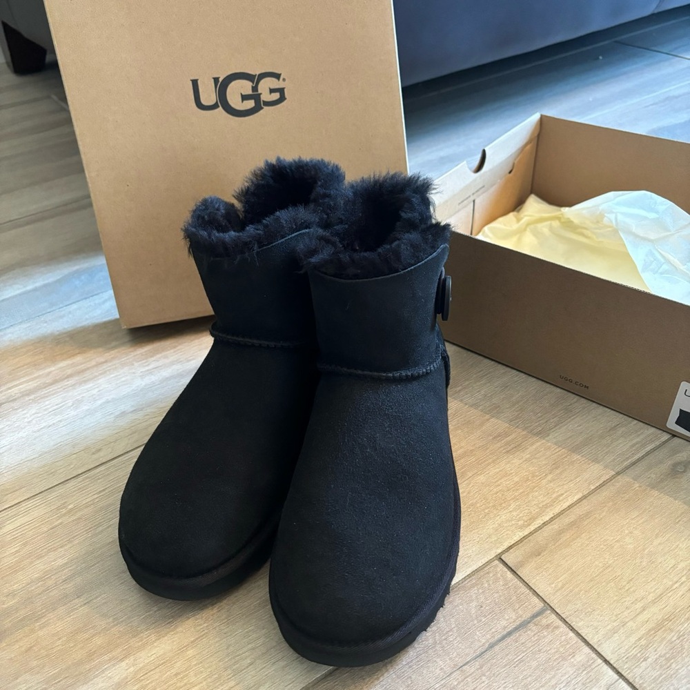 UGG Mini Bailey Button II Black Boot Size 9